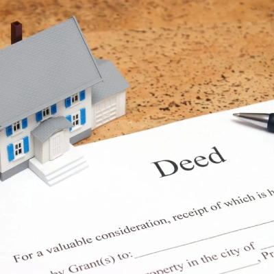 What Is the Difference Between a Title and a Deed in Illinois