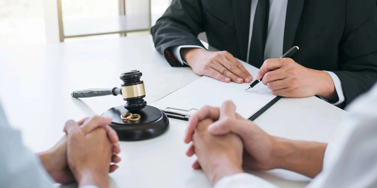 What Does a Divorce Attorney Do?